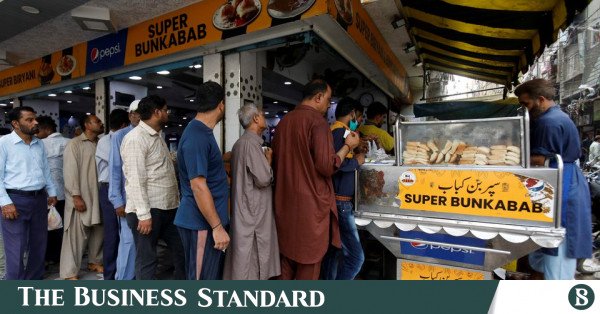 Pakistan Rupisi, huzursuzluğu bastırmak için askeri olarak rekor kırdı