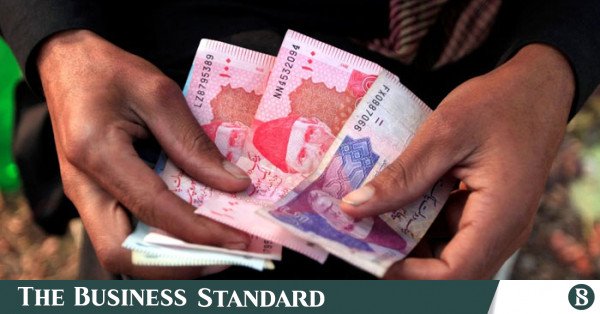 Pakistan büyüme tahminini düşürdü, döviz rezervleri düştü