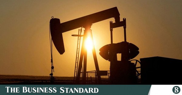 Petrol, OPEC+ arz kesintisi belirsizliğiyle yükseldi