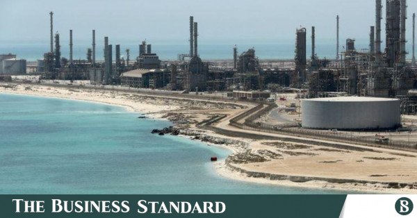 Suudi Arabistan, OPEC+ anlaşmasını 2024'e kadar uzatırken Temmuz ayında büyük petrol kesintileri sözü verdi