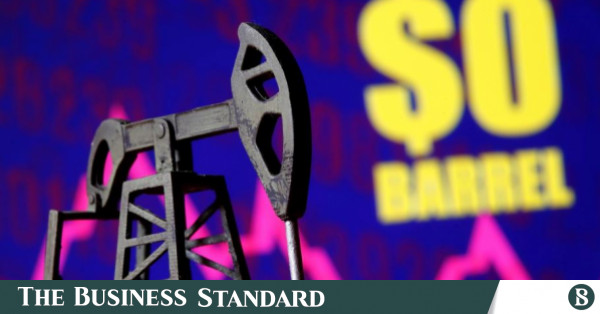 Petrol, ekonomik korkuların Suudi üretim kesintisini gölgelemesiyle düşüyor