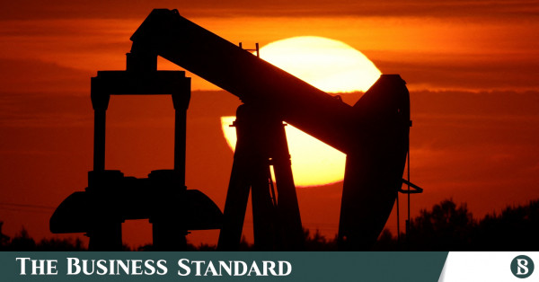 Petrol, Suudi Arabistan'ın Temmuz'dan itibaren üretim kesintilerini derinleştirme planıyla %2 yükseldi