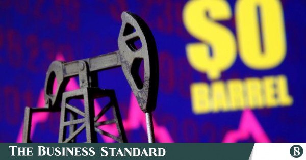 Petrol, ekonomik korkuların Suudi üretim kesintisini gölgelemesiyle düşüyor