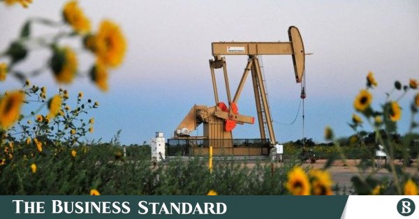Petrol, arz kesintilerinin talep endişelerini dengelemesiyle haftalık kazancına yöneliyor
