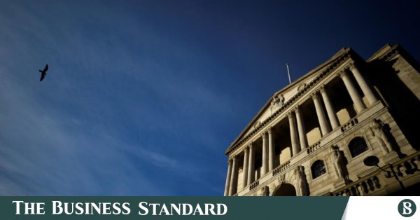 İngiltere Merkez Bankası borçlanma maliyetlerini 15 yılın zirvesine çıkararak oranların yüksek kalacağı sinyalini verdi