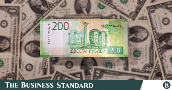 Rus rublesi, Mart 2022'den bu yana ilk kez dolar karşısında 100'e düştü