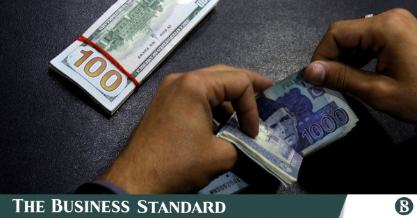 Pakistan rupisi rekor düşük seviyeye ulaştıktan sonra USD karşısında hafifçe toparlandı