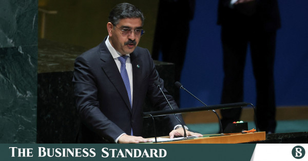 Pakistan yüksek enflasyonu akaryakıt fiyatlarındaki indirimlerle dizginlemeye çalışıyor