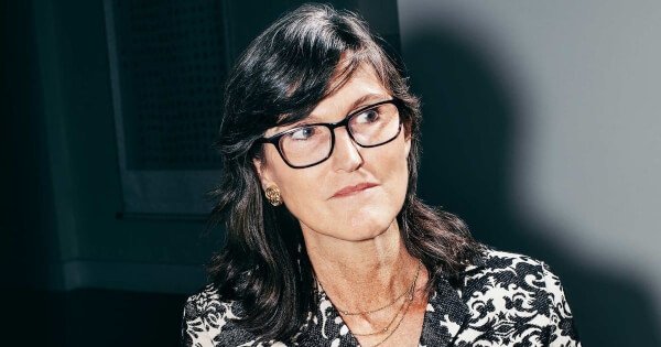 Ark Invest'ten Cathie Wood, Vanguard'ın Bitcoin ETF Hariç Tutma Kararına İtiraz Ediyor