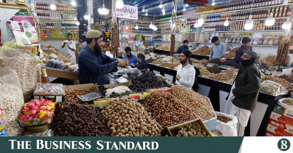 Pakistan'da enflasyon, rekor faizlerin yaşam maliyeti artışlarını yavaşlatmasıyla hafifliyor