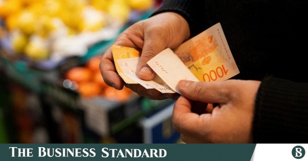 Arjantin, enflasyonun yüzde 300'e yaklaşmasıyla faiz oranlarını yeniden düşürdü