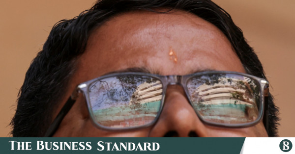 Modi önde ama toprak kayması tahminleri zayıflayınca piyasalar düşüyor