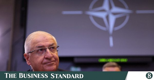 Türkiye'nin önceliği NATO sorumluluklarını yerine getirmektir: Türk savunma bakanı